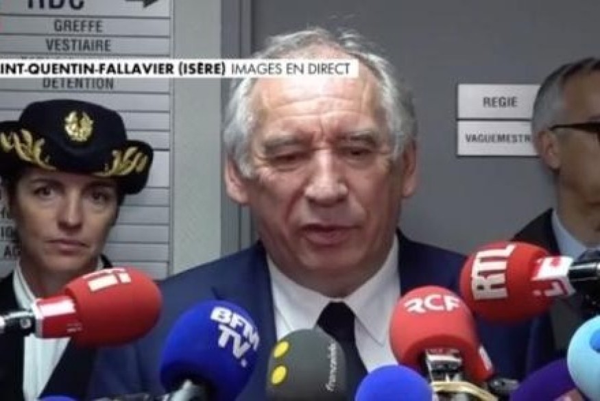 François Bayrou réagit avec émotion après les révélations de sa fille qui affirme avoir subi des violences à Bétharram: "En tant que père de famille, ça me poignarde le cœur!"
