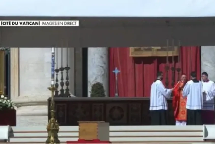 Pape François - Le cercueil du Pape, d'une simplicité absolue, est posé à même le sol pendant la messe, selon la volonté de François - La messe est actuellement présidée par Giovanni Battista Re, doyen du Collège des cardinaux